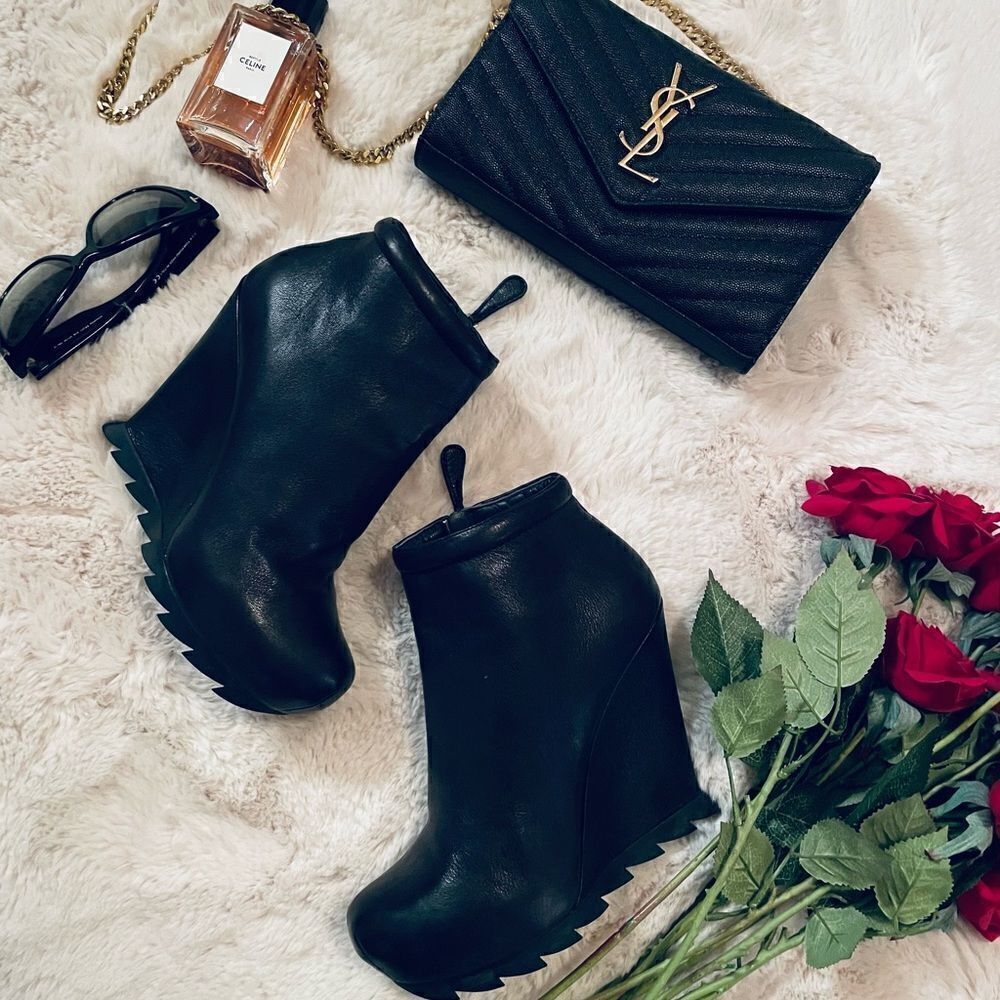 ♥️ THE SAW SOLE WEDGE ANKLE BOOTIE
CUTTING EDGE SHARPEST STYLE CAMILLA SKOVGAARD